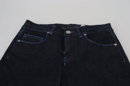 Acht Dunkelblaue Slim Fit Damen Jeans mit niedriger Taille