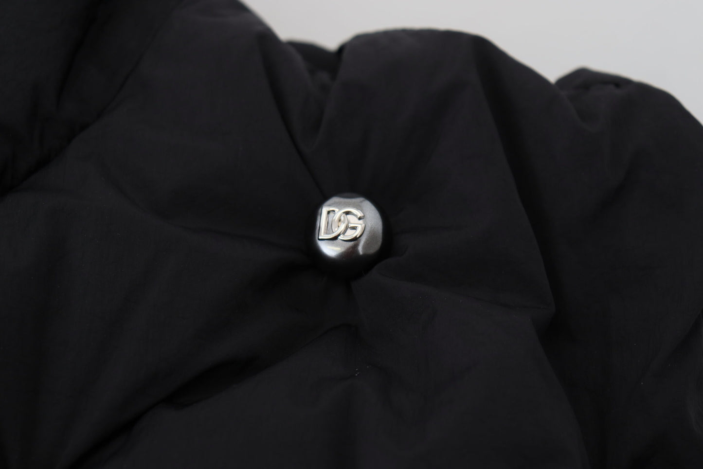 Dolce &amp; Gabbana – Schwarze ärmellose Jacke mit DG-Metallverzierung