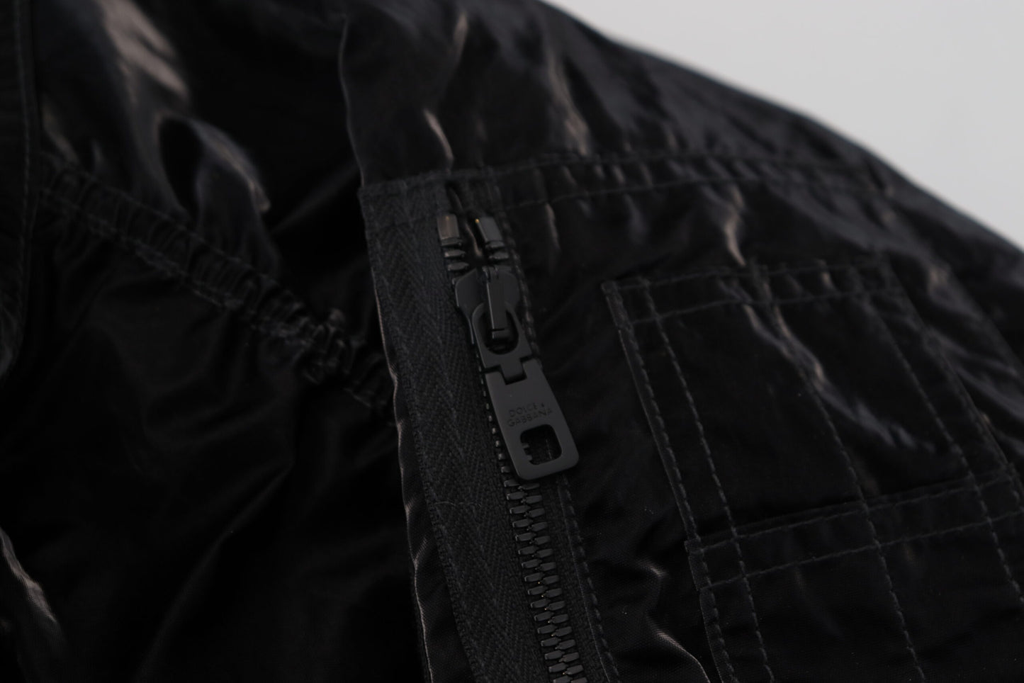 Dolce &amp; Gabbana – Schwarze Bomberjacke aus Nylon mit Kapuze und durchgehendem Reißverschluss