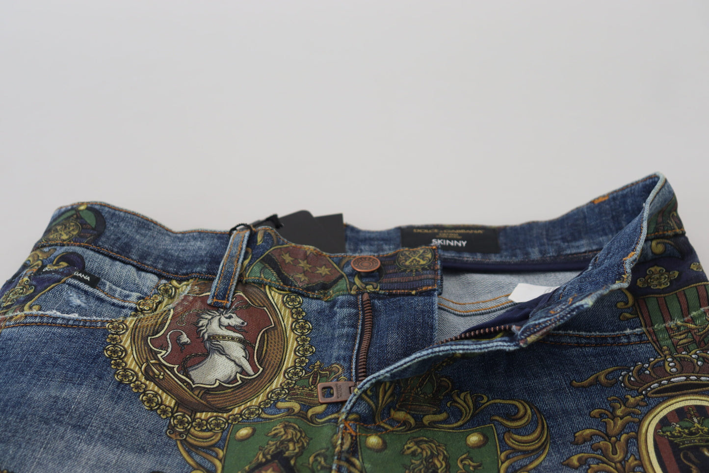 Dolce &amp; Gabbana – Slim Fit-Jeans aus Baumwolle mit blauem Medaillendruck