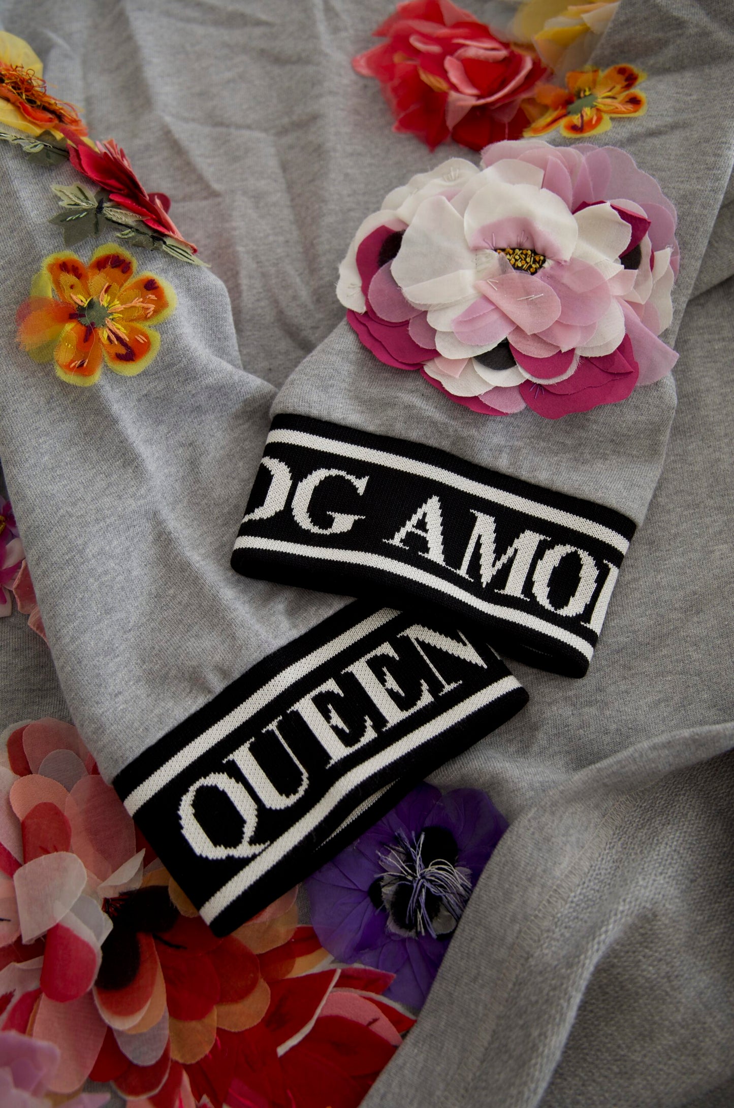 Dolce &amp; Gabbana Grauer Pullover mit Blumenmuster DG Amore Queen