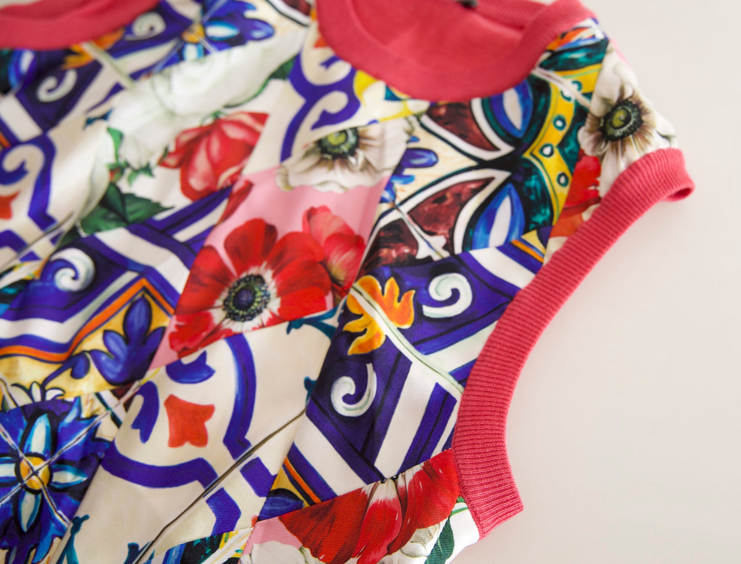 Dolce &amp; Gabbana – Mehrfarbiges Tanktop mit Rundhalsausschnitt und Majolika-Blumenmuster