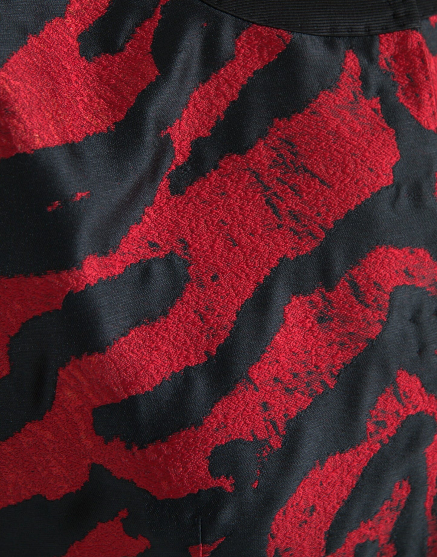 Dolce &amp; Gabbana – Kurzmanteljacke mit schwarzem und rotem Muster