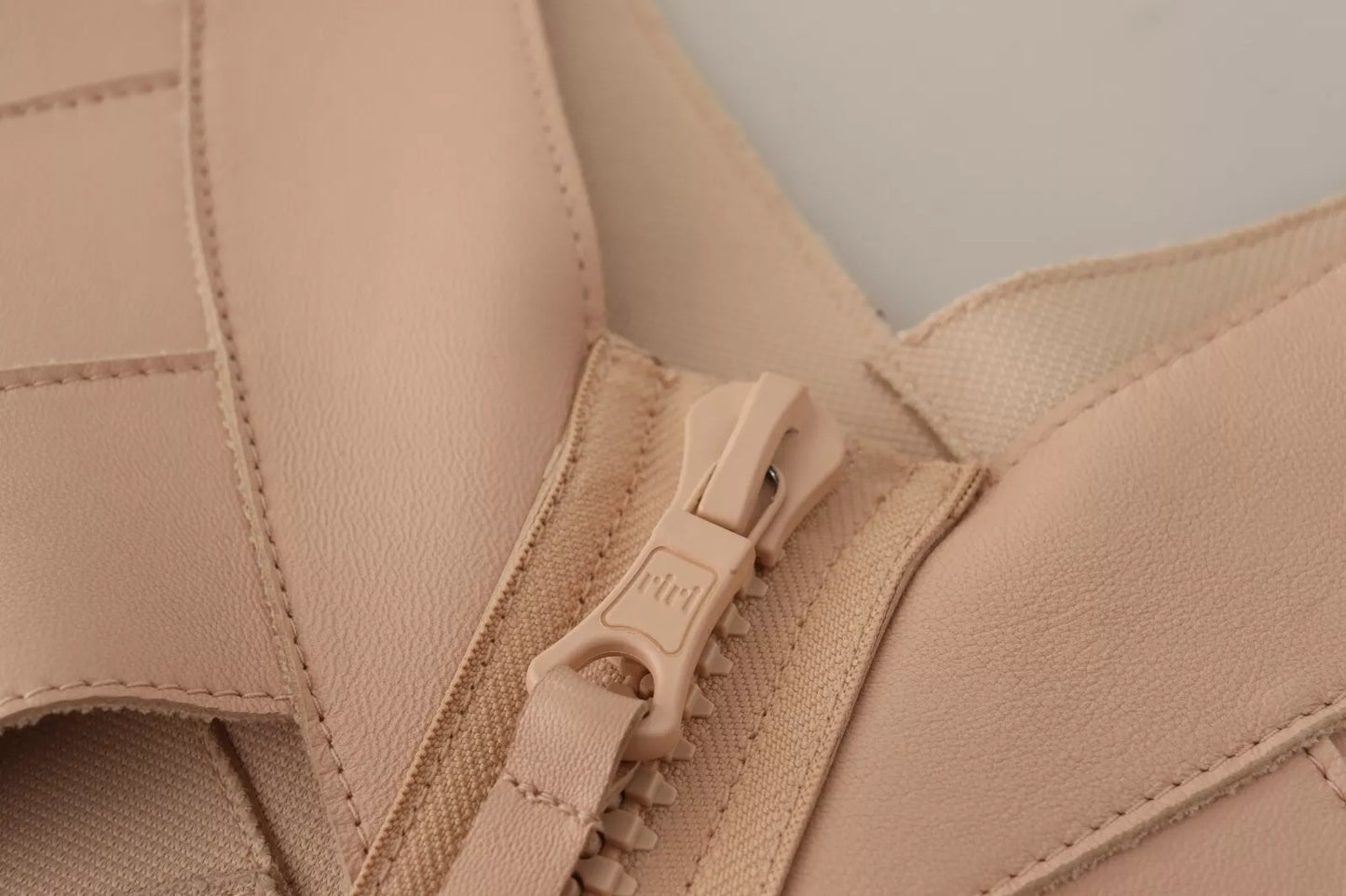 Dsquared² Beiges Mini-Etuikleid aus Leder mit offener Schulter