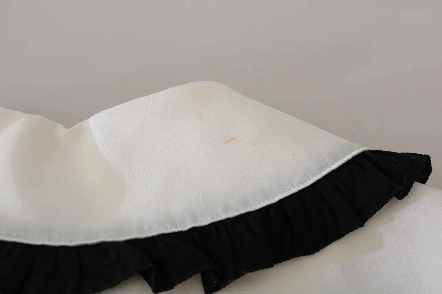 Dolce &amp; Gabbana – Weiße Seidenbluse mit Rüschen und abgerundetem Kragen