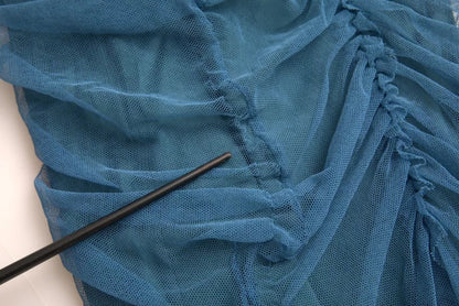 Dolce &amp; Gabbana – Etuikleid aus gerüschtem Tüll mit blauem Netzbesatz