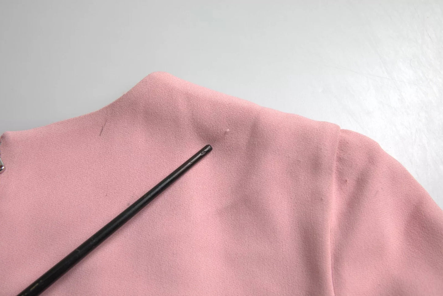 Dolce &amp; Gabbana – Rosafarbenes A-Linien-Kleid aus Viskose mit ausgestellten Ärmeln