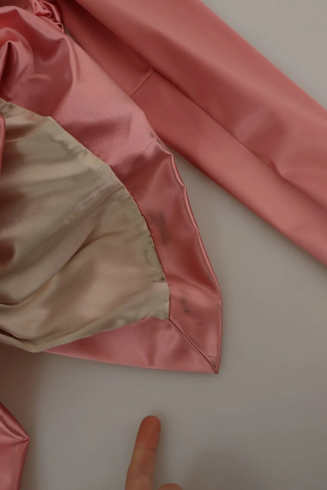 Dolce &amp; Gabbana – Rosafarbenes, figurbetontes Midikleid mit langen Ärmeln