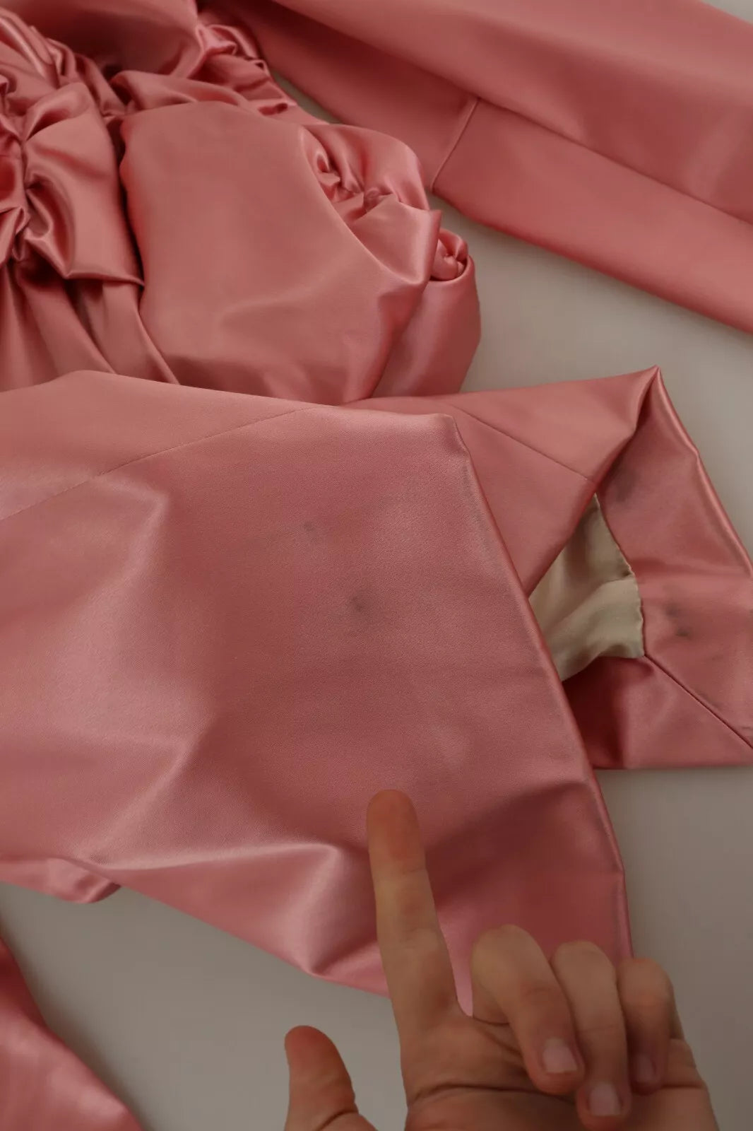 Dolce &amp; Gabbana – Rosafarbenes, figurbetontes Midikleid mit langen Ärmeln