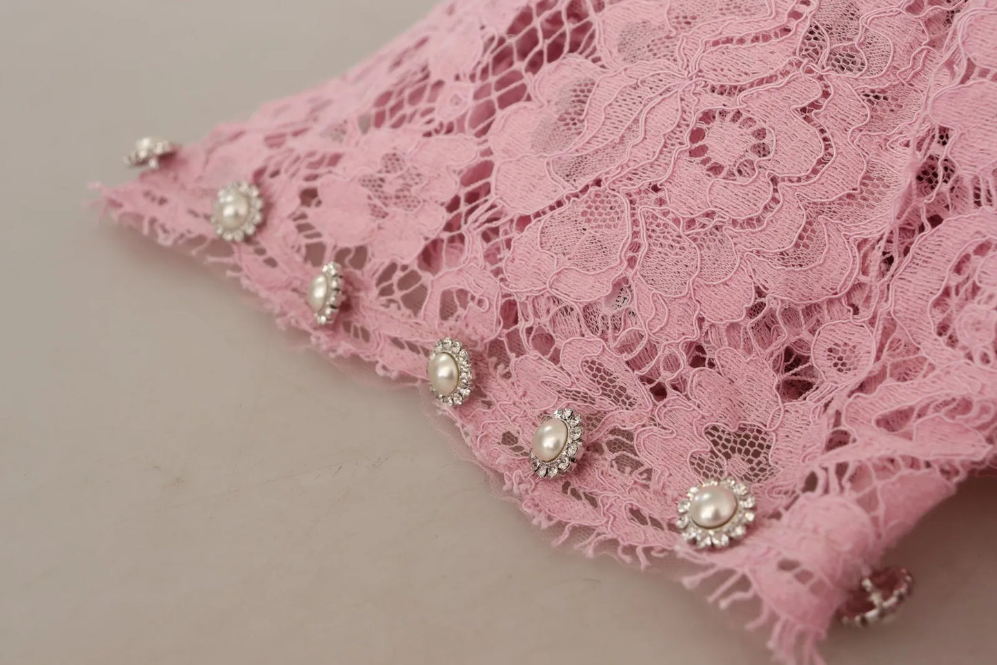 Dolce &amp; Gabbana – Etuikleid mit langen Ärmeln und Federn in Flieder