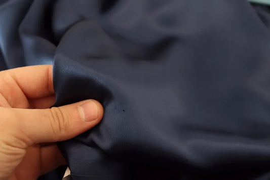 Dolce &amp; Gabbana – Blaue Robenjacke aus Satin-Seide mit Taillengürtel