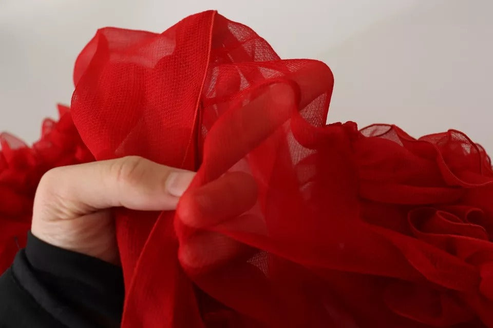 Dolce &amp; Gabbana – Rote Bluse aus Seide mit Ascot-Kragen und Rüschen