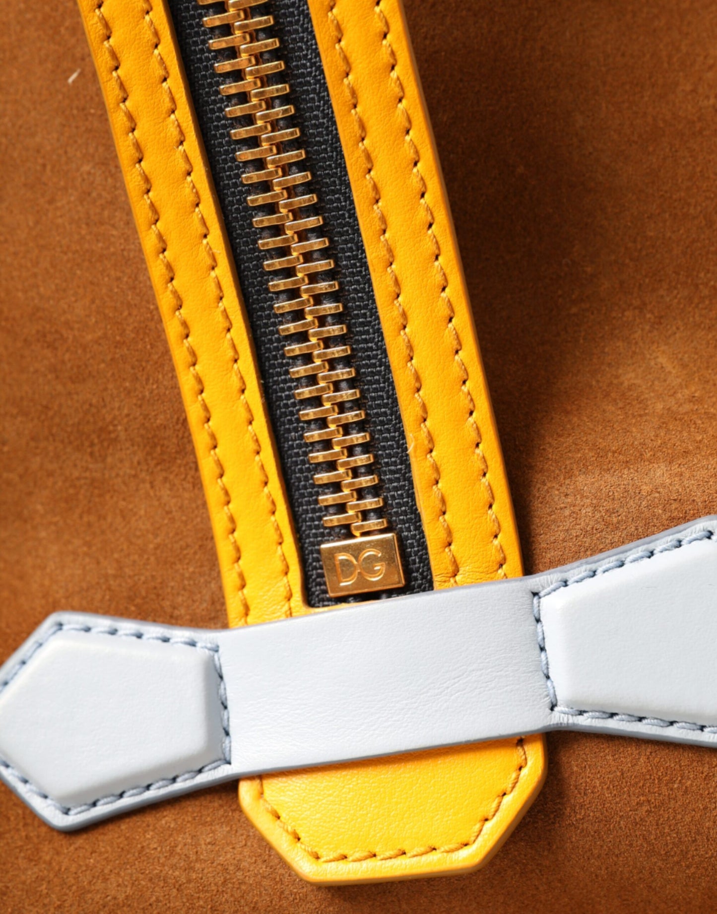 Dolce &amp; Gabbana – Rucksacktasche aus Wildleder mit Logo in Braun und Gelb