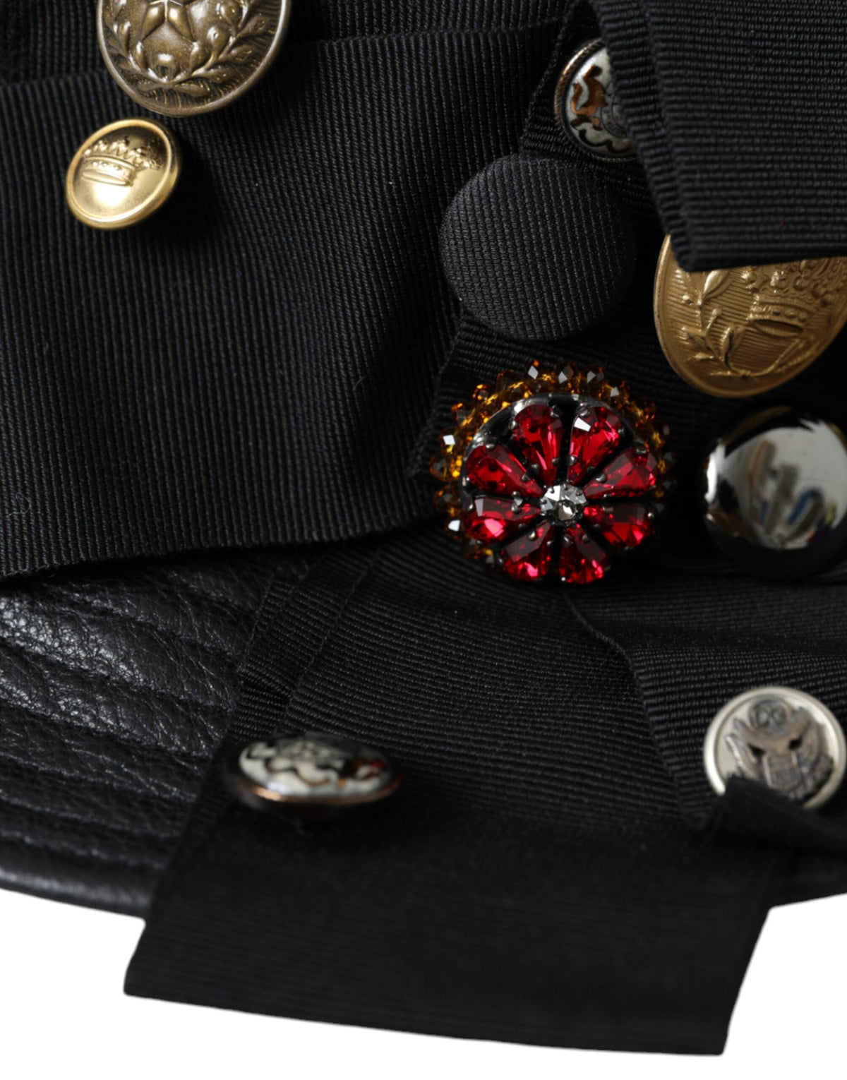 Dolce &amp; Gabbana – Schwarzer Lederhut mit DG-Münzen und Kristallen in breiter Krempe