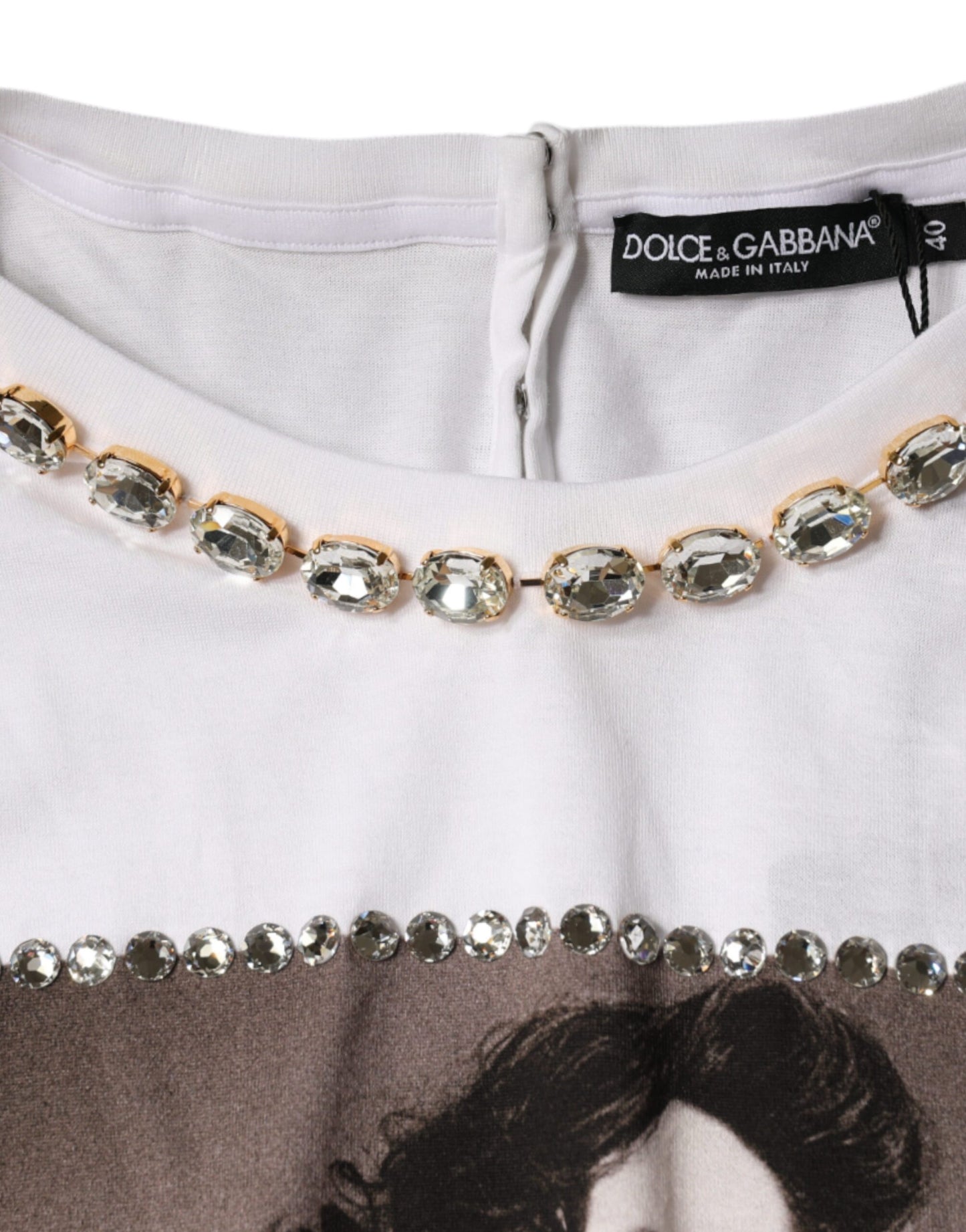 Dolce &amp; Gabbana – Weißes, mit Kristallen verziertes, bedrucktes T-Shirt am Ausschnitt