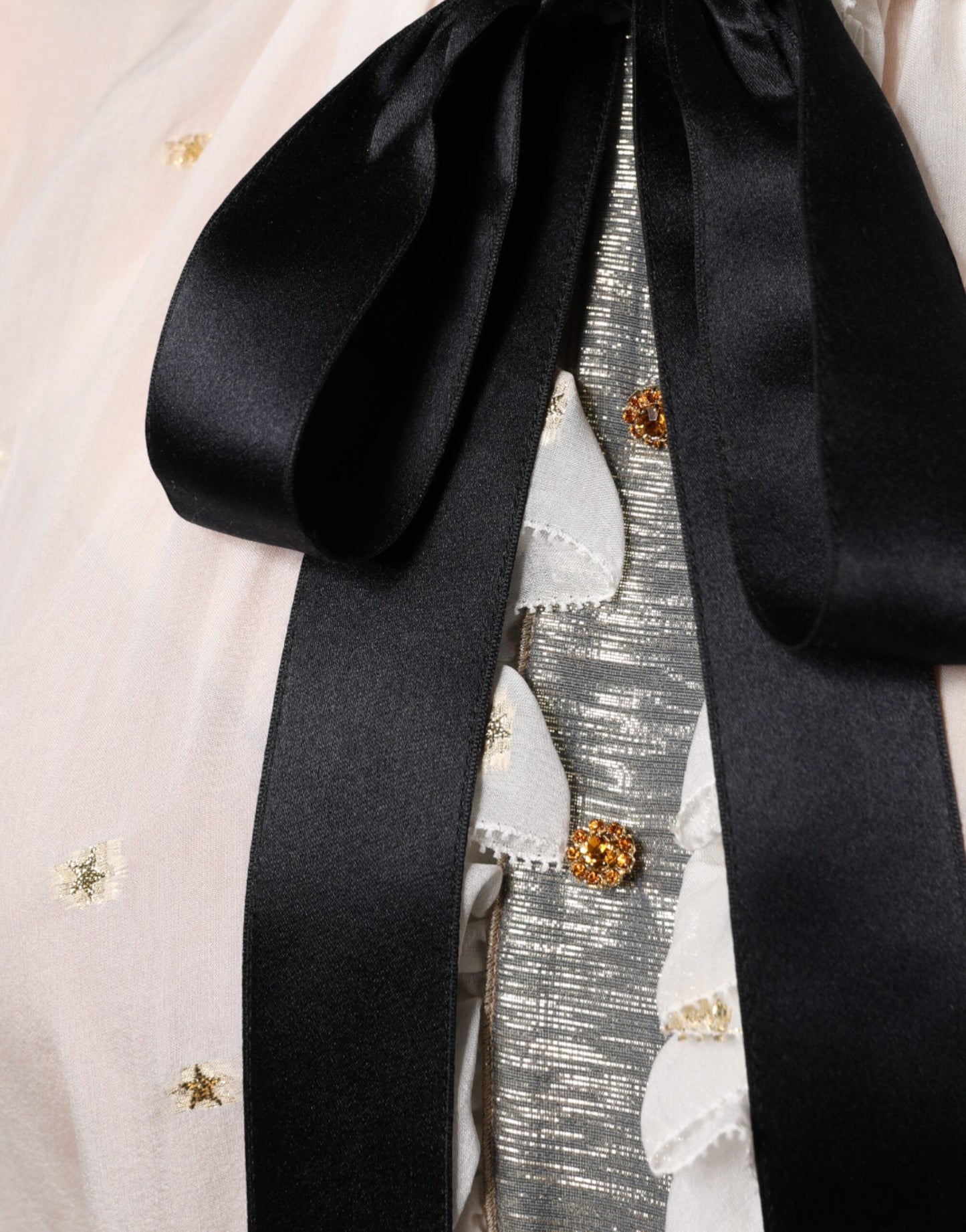 Dolce &amp; Gabbana Blusentop aus Seidenmischung mit Ascot-Kragen in Off-White