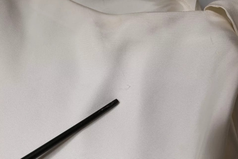 Brunello Cucinelli – Beiges Seidentop mit Ascot-Kragen und langen Ärmeln