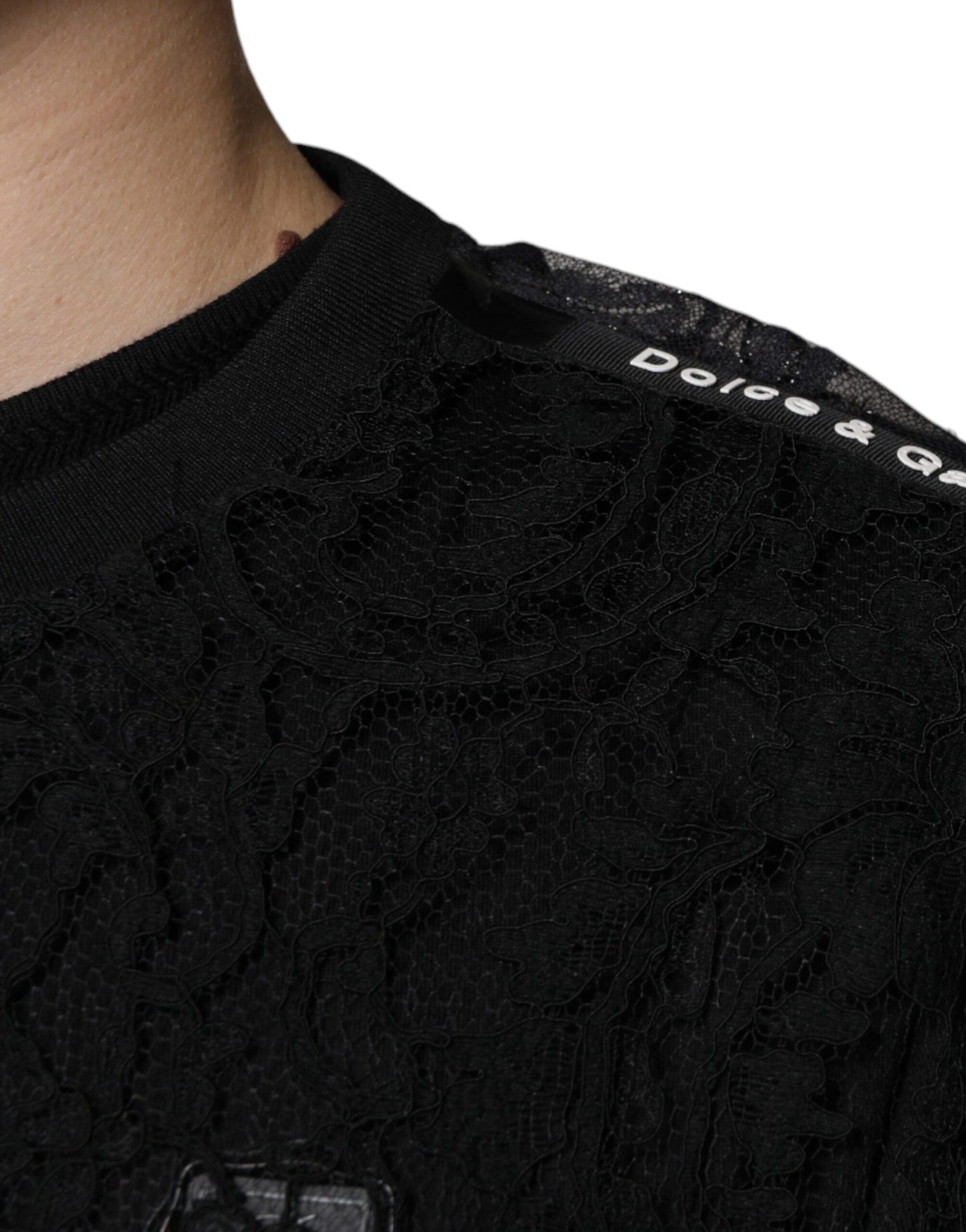 Dolce &amp; Gabbana – Schwarzes T-Shirt mit Rundhalsausschnitt aus Nylon mit Blumenspitze