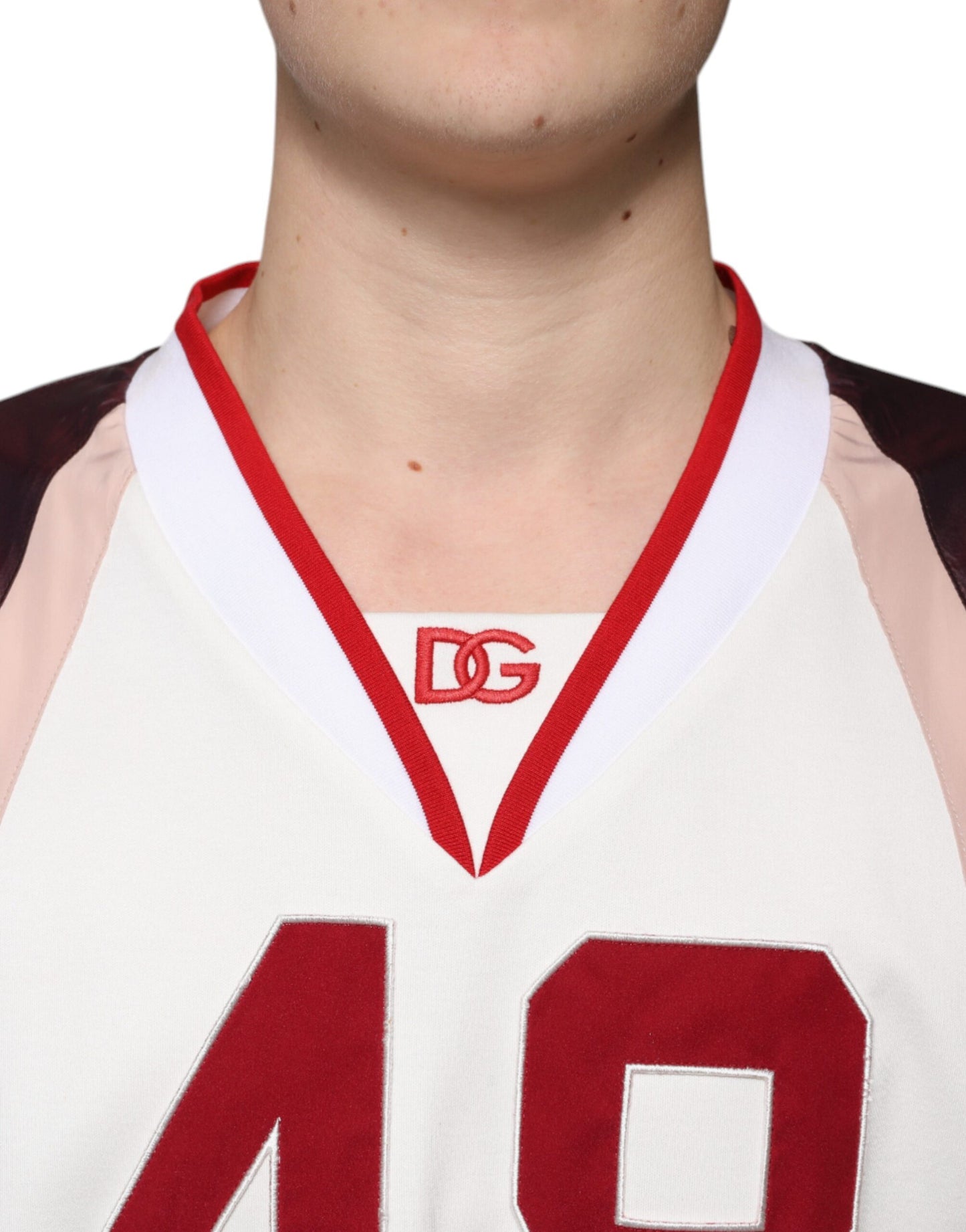 Dolce &amp; Gabbana T-Shirt aus Jersey-Baumwolle mit V-Ausschnitt und mehrfarbigem Logo