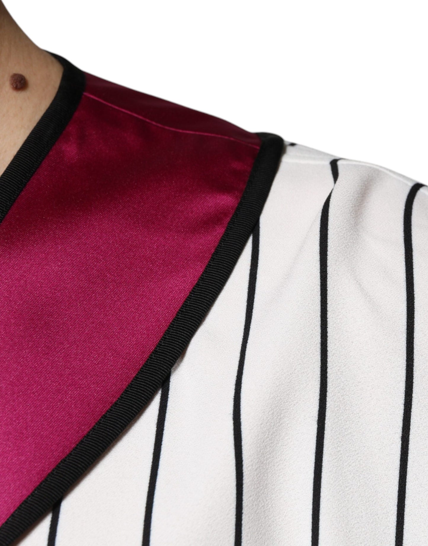 Dolce &amp; Gabbana – Mehrfarbiges Jersey-T-Shirt mit V-Ausschnitt und Logo