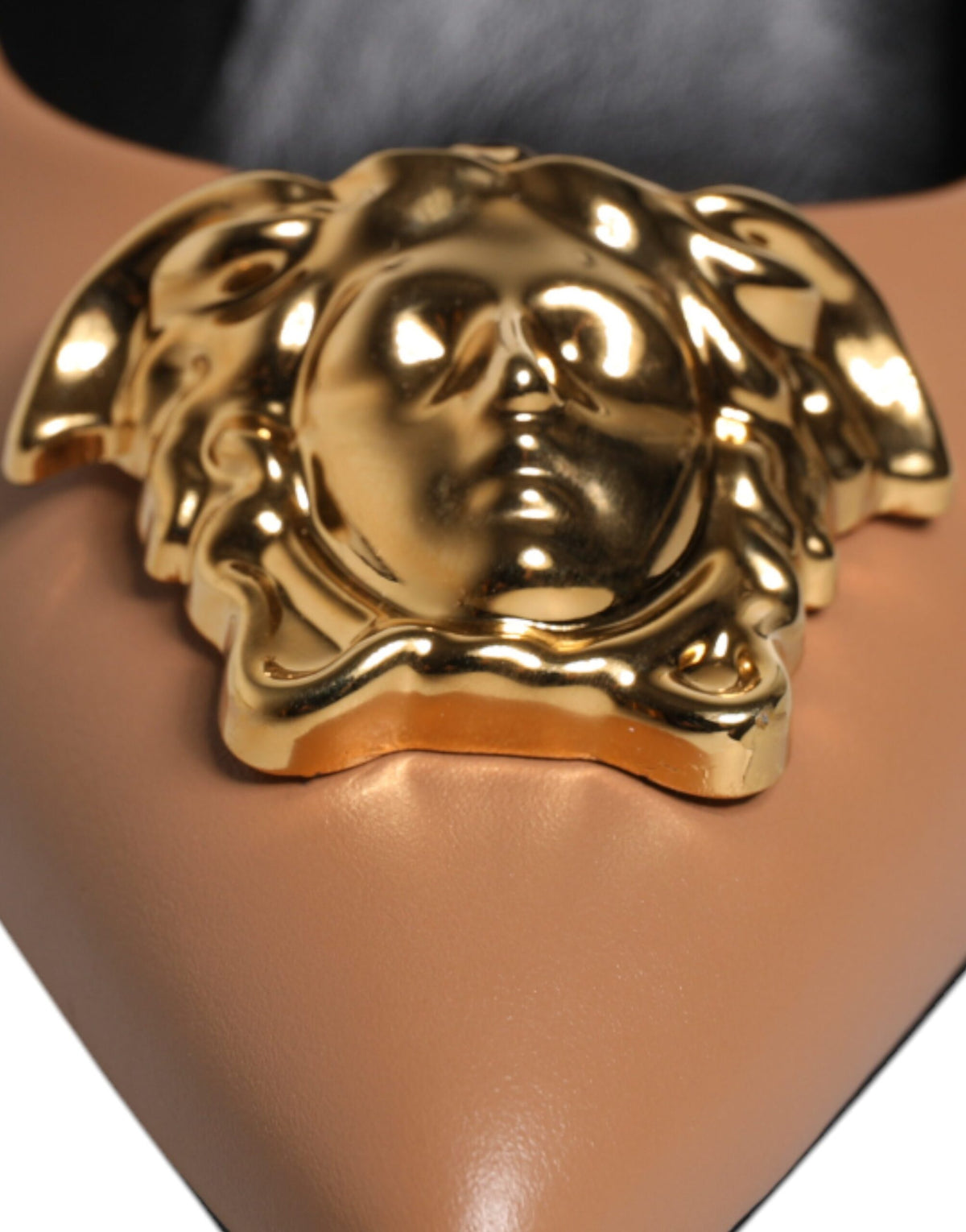 Versace – Pumps mit Logo-Plakette aus braunem Leder