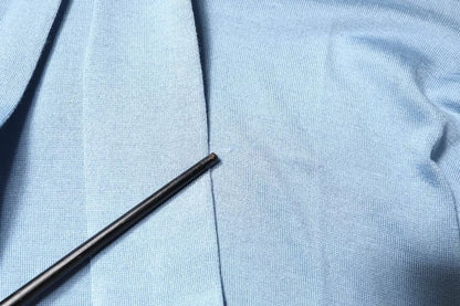 Dolce &amp; Gabbana, blauer Seidenstrickpullover mit Ascot-Kragen