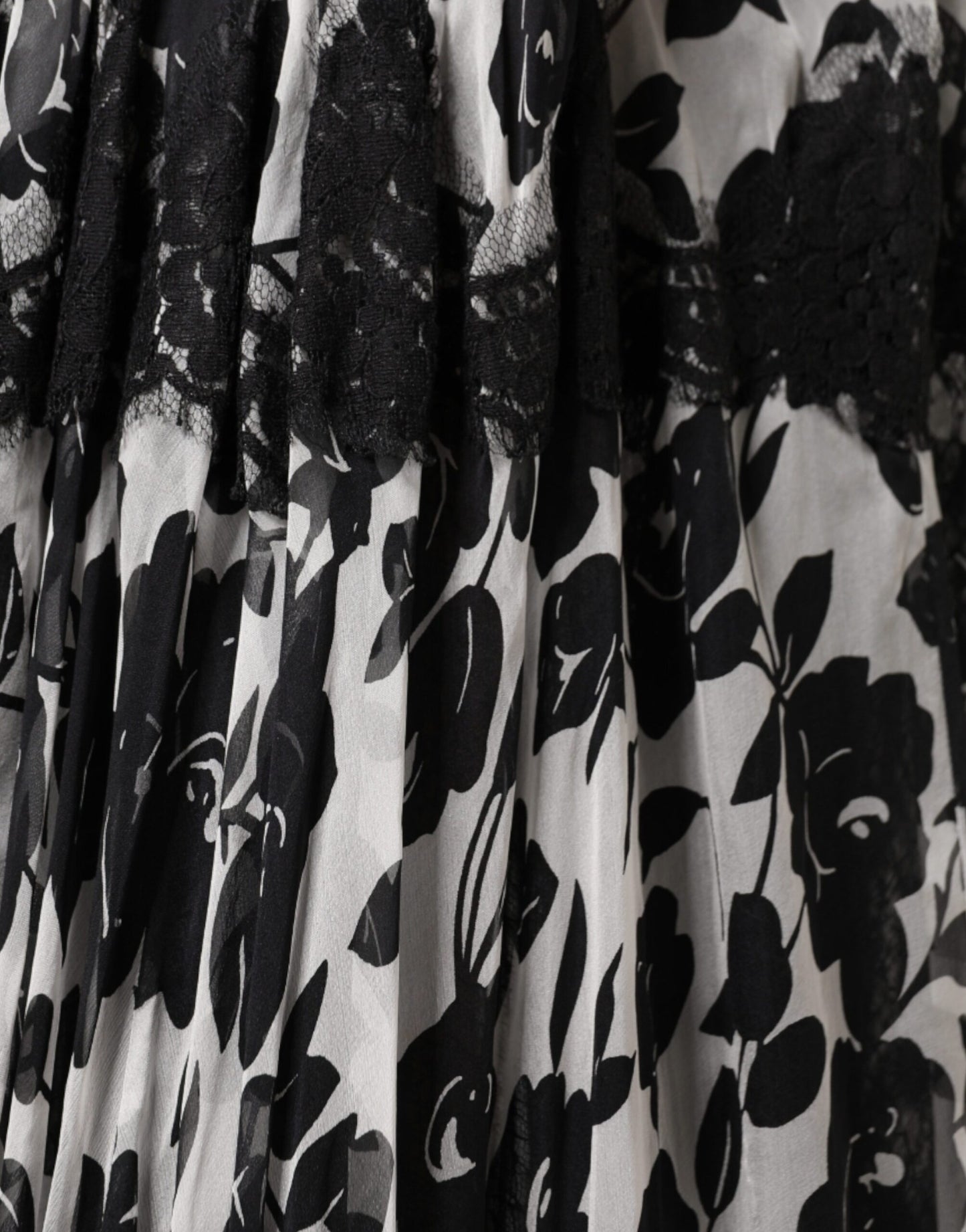 Dolce &amp; Gabbana – Maxikleid „Ricamo“ aus schwarzer Seide mit floraler Spitze