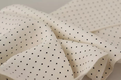 Dolce &amp; Gabbana – Wickelschal aus Seide mit weißen Tupfenmuster und Fransen