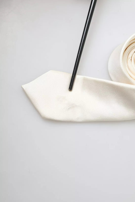 Dolce &amp; Gabbana Klassische Herrenkrawatte aus gebrochen weißer Satinseide