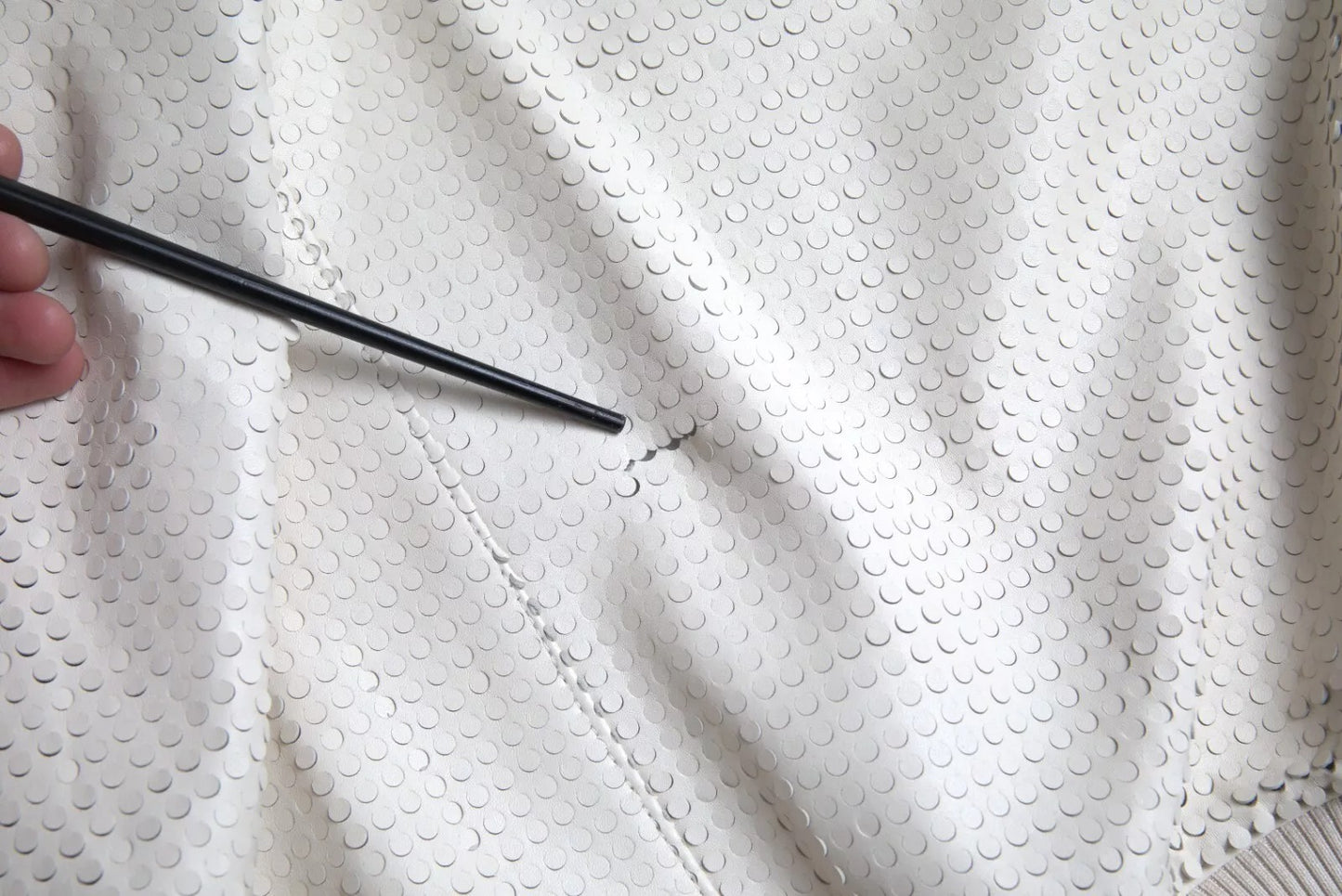 Dolce &amp; Gabbana – Jacke aus perforiertem Leder mit durchgehendem Reißverschluss in Off-White