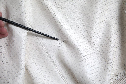 Dolce &amp; Gabbana – Jacke aus perforiertem Leder mit durchgehendem Reißverschluss in Off-White