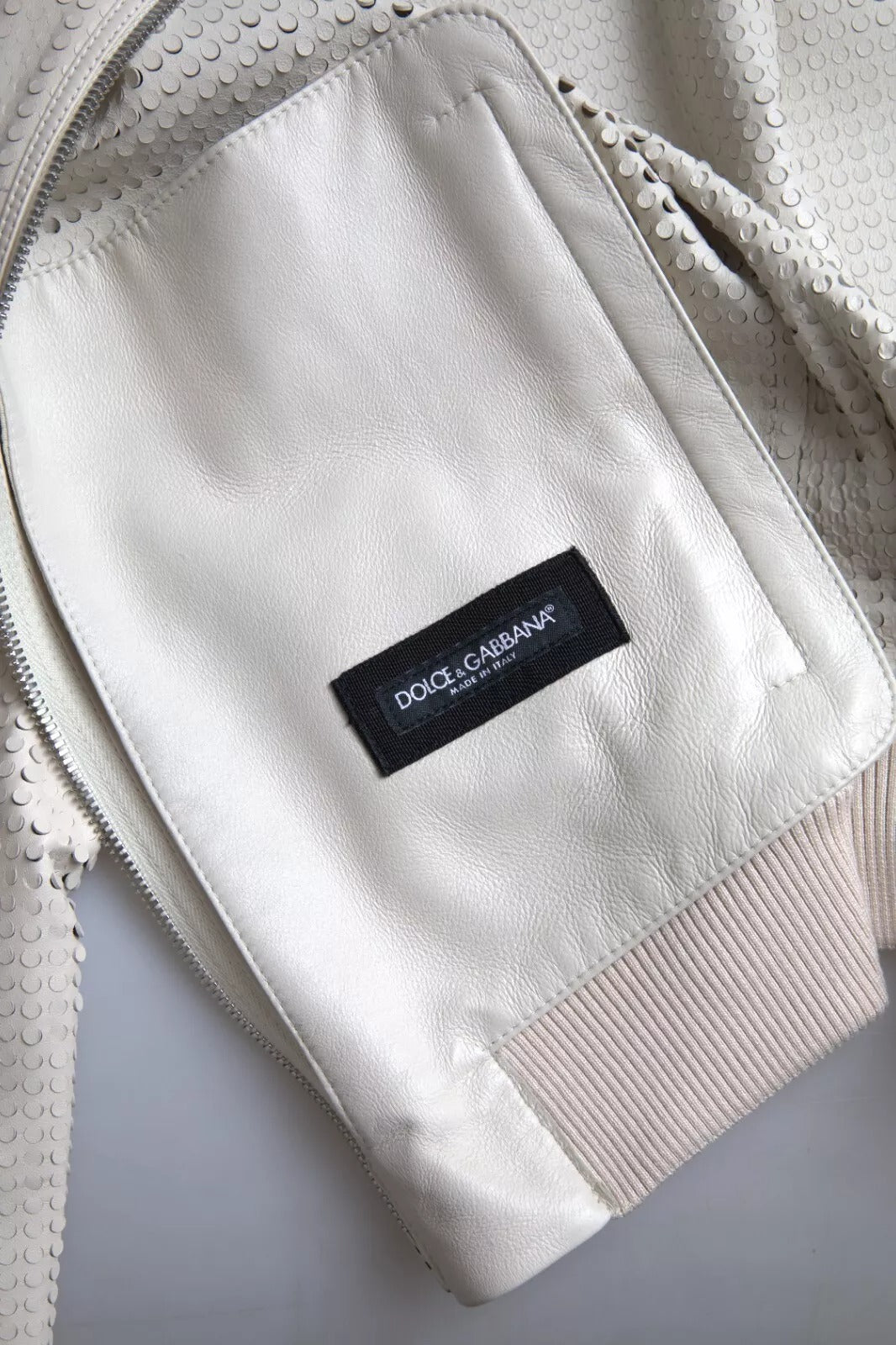 Dolce &amp; Gabbana – Jacke aus perforiertem Leder mit durchgehendem Reißverschluss in Off-White