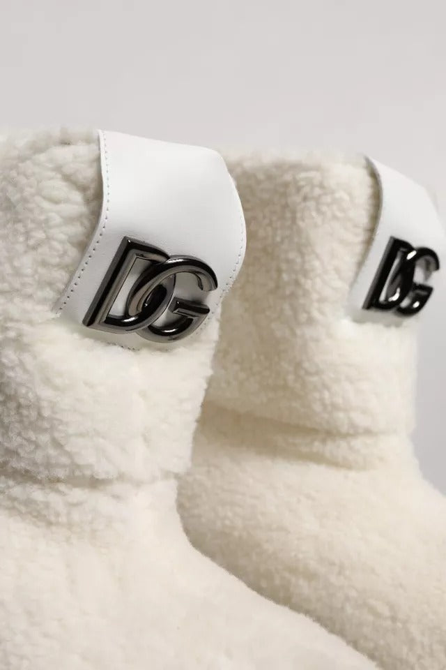 Dolce &amp; Gabbana – Weiße, gepolsterte Stiefel mit Plüschlogo und Wadenmitte