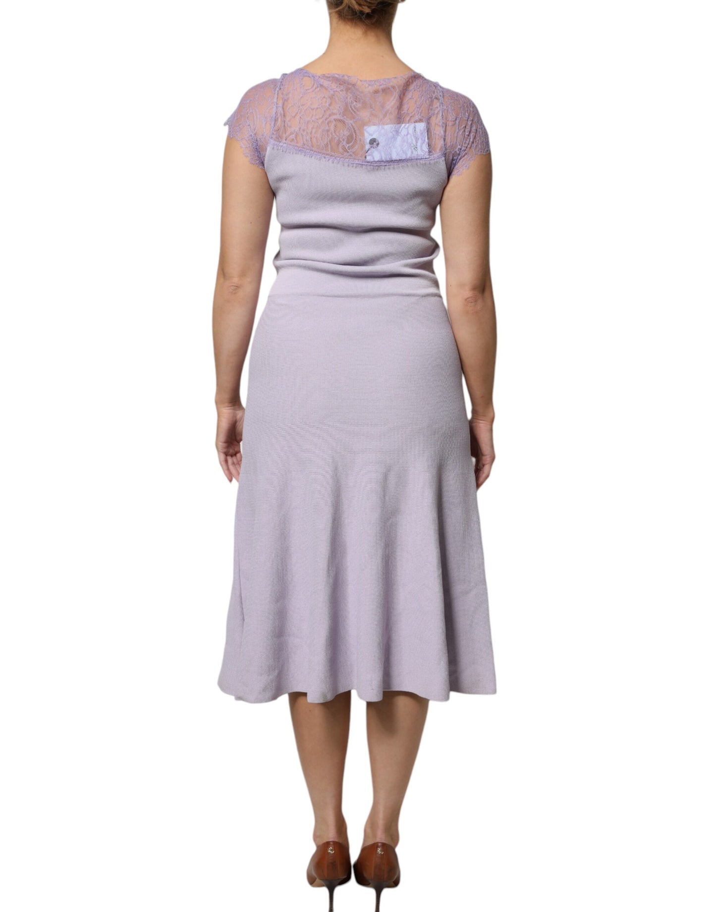 Blumarine – Lilafarbenes A-Linien-Midikleid mit kurzen Ärmeln und floralem Spitzenbesatz