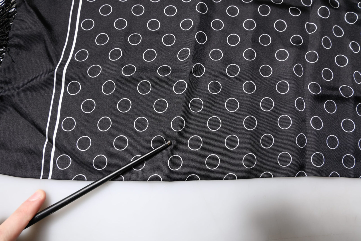 Dolce &amp; Gabbana – Schal mit schwarzen Kreisen und Seidenfransen