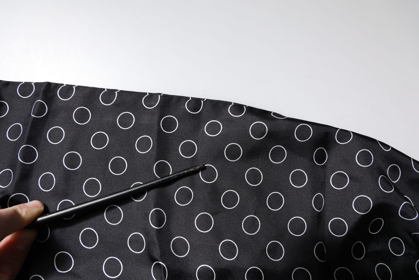 Dolce &amp; Gabbana – Schal mit schwarzen Kreisen und Seidenfransen