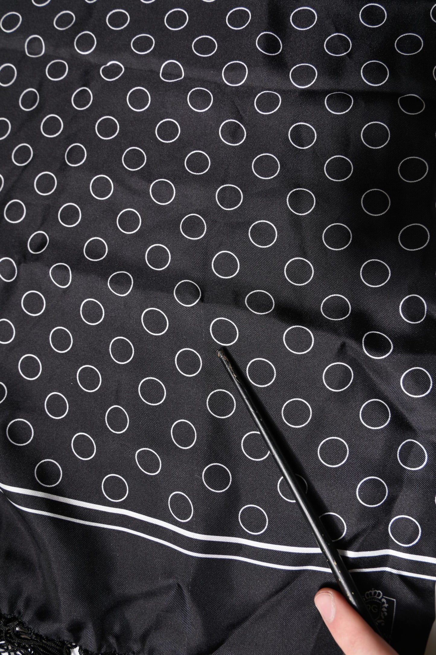 Dolce &amp; Gabbana – Schal mit schwarzen Kreisen und Seidenfransen