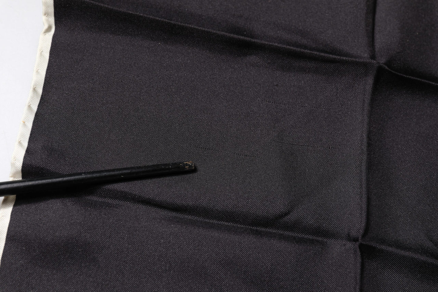 Dolce &amp; Gabbana – Quadratischer Taschentuchschal mit schwarzem Kronenlogo