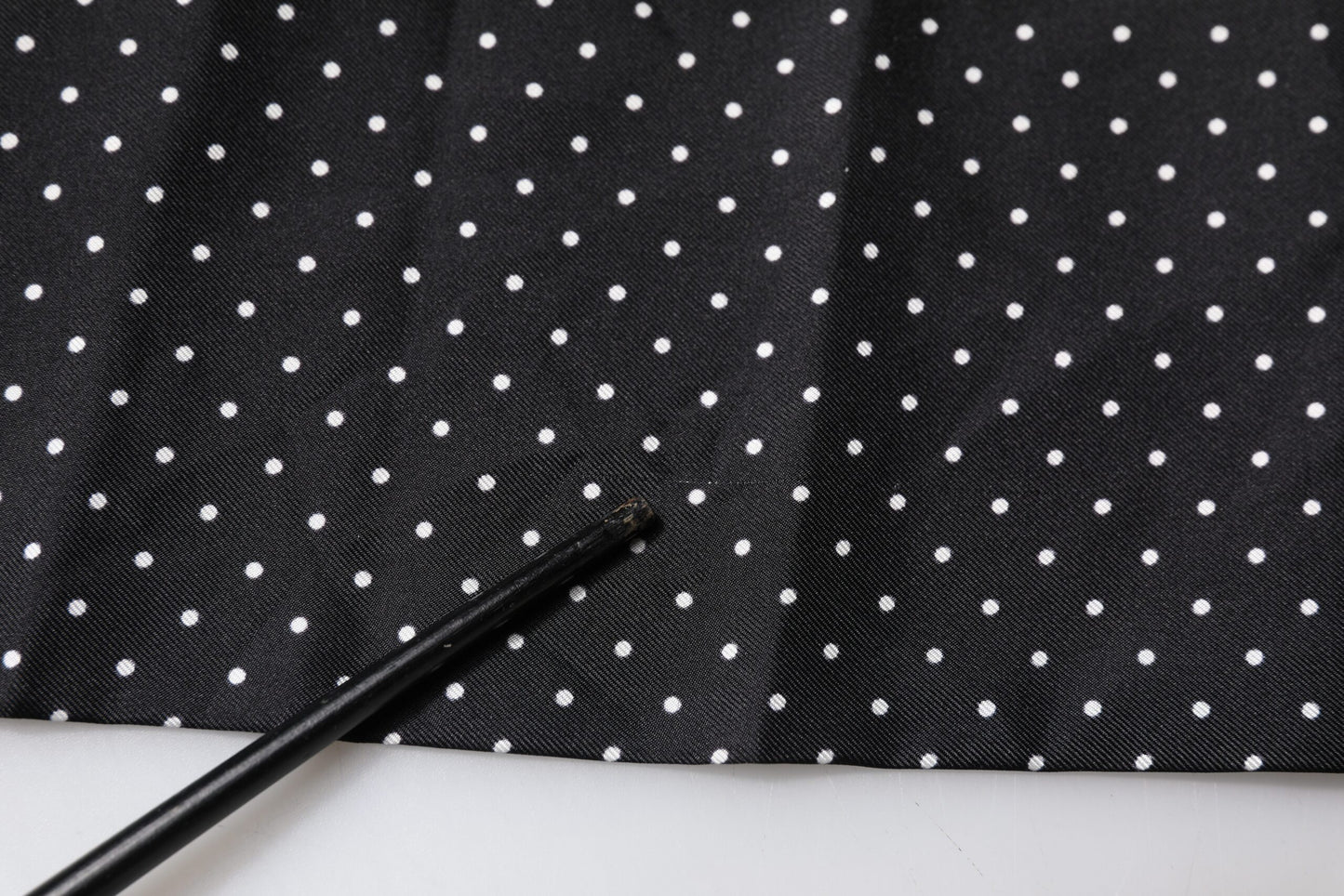 Dolce &amp; Gabbana – Schmaler Seidenschal mit schwarzen Punkten