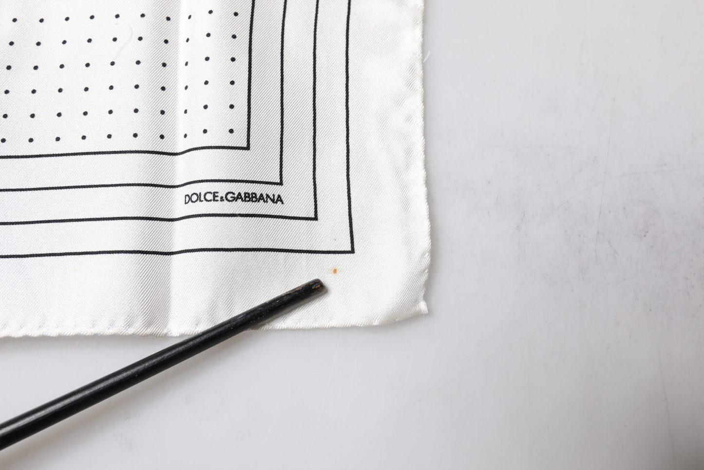 Dolce &amp; Gabbana – Quadratisches Taschentuch mit weißen Punkten