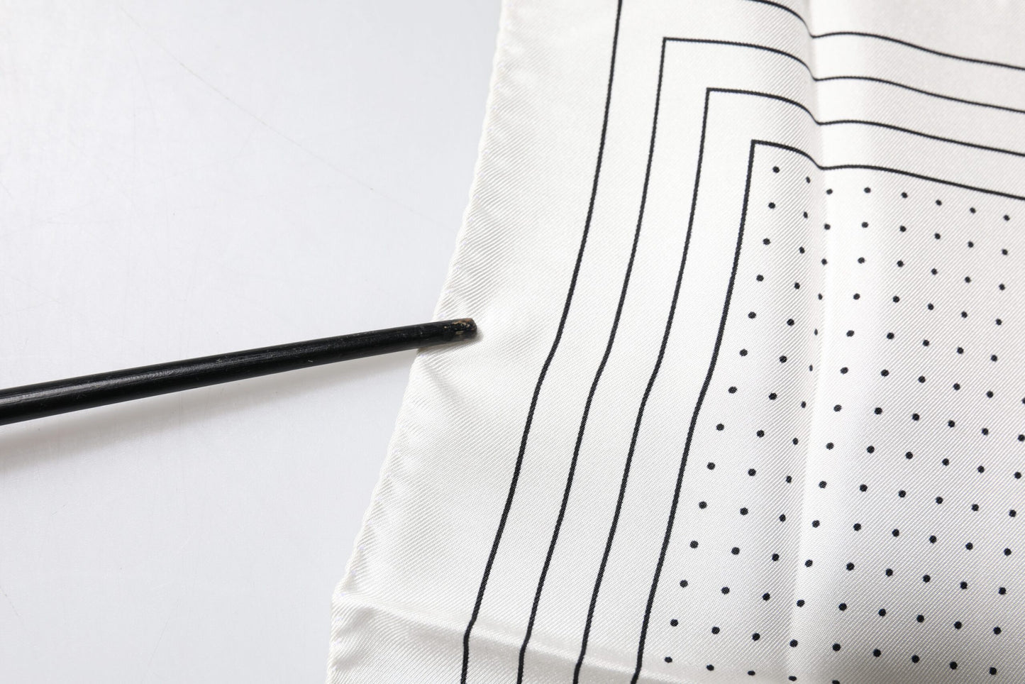 Dolce &amp; Gabbana – Quadratisches Taschentuch mit weißen Punkten