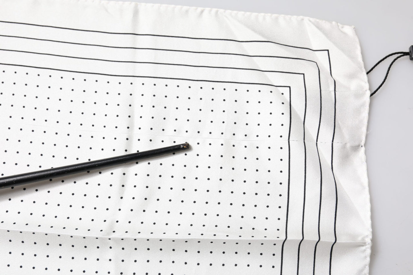 Dolce &amp; Gabbana – Quadratisches Taschentuch mit weißen Punkten