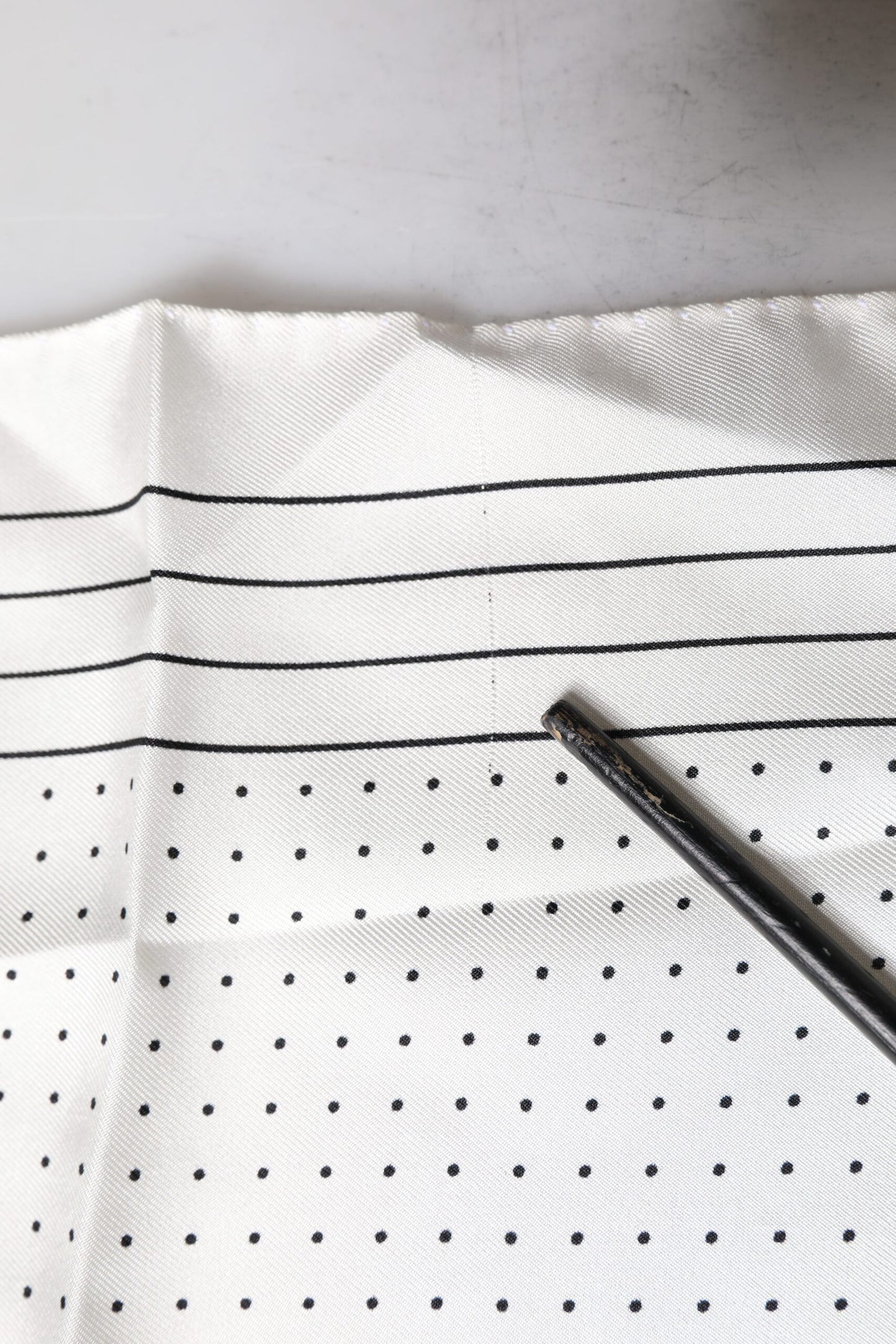 Dolce &amp; Gabbana – Quadratisches Taschentuch mit weißen Punkten