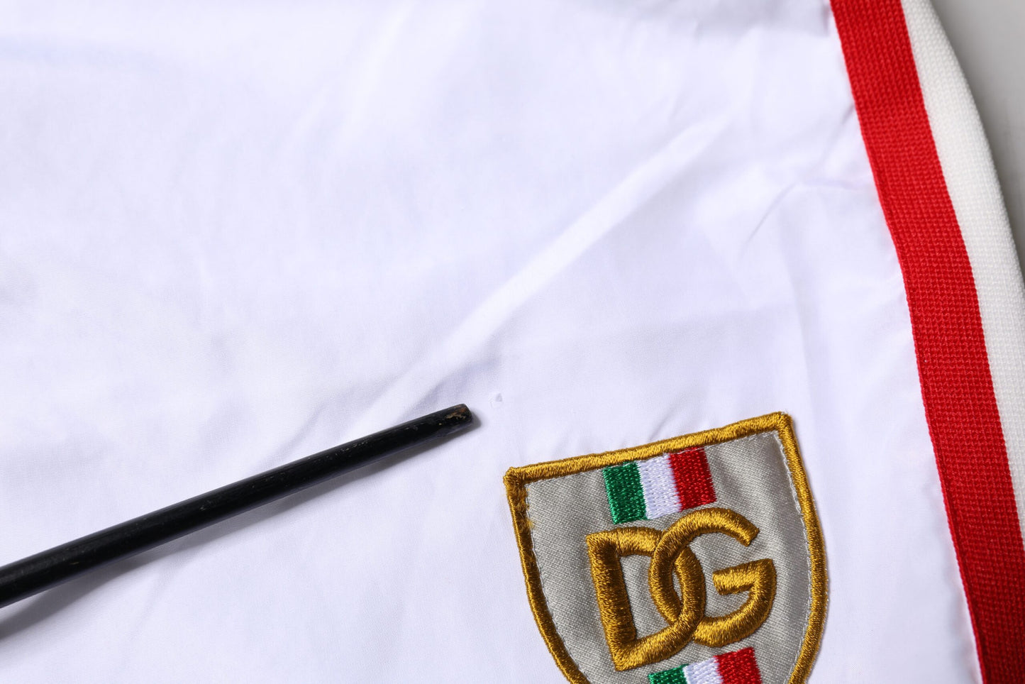 Dolce &amp; Gabbana – Strandshorts mit weißen Streifen, 2-teilige Bademode