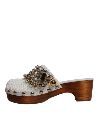 Dolce &amp; Gabbana Weiße Raffia Clogs mit Schmucksteinen und Kette Sandalen Schuhe