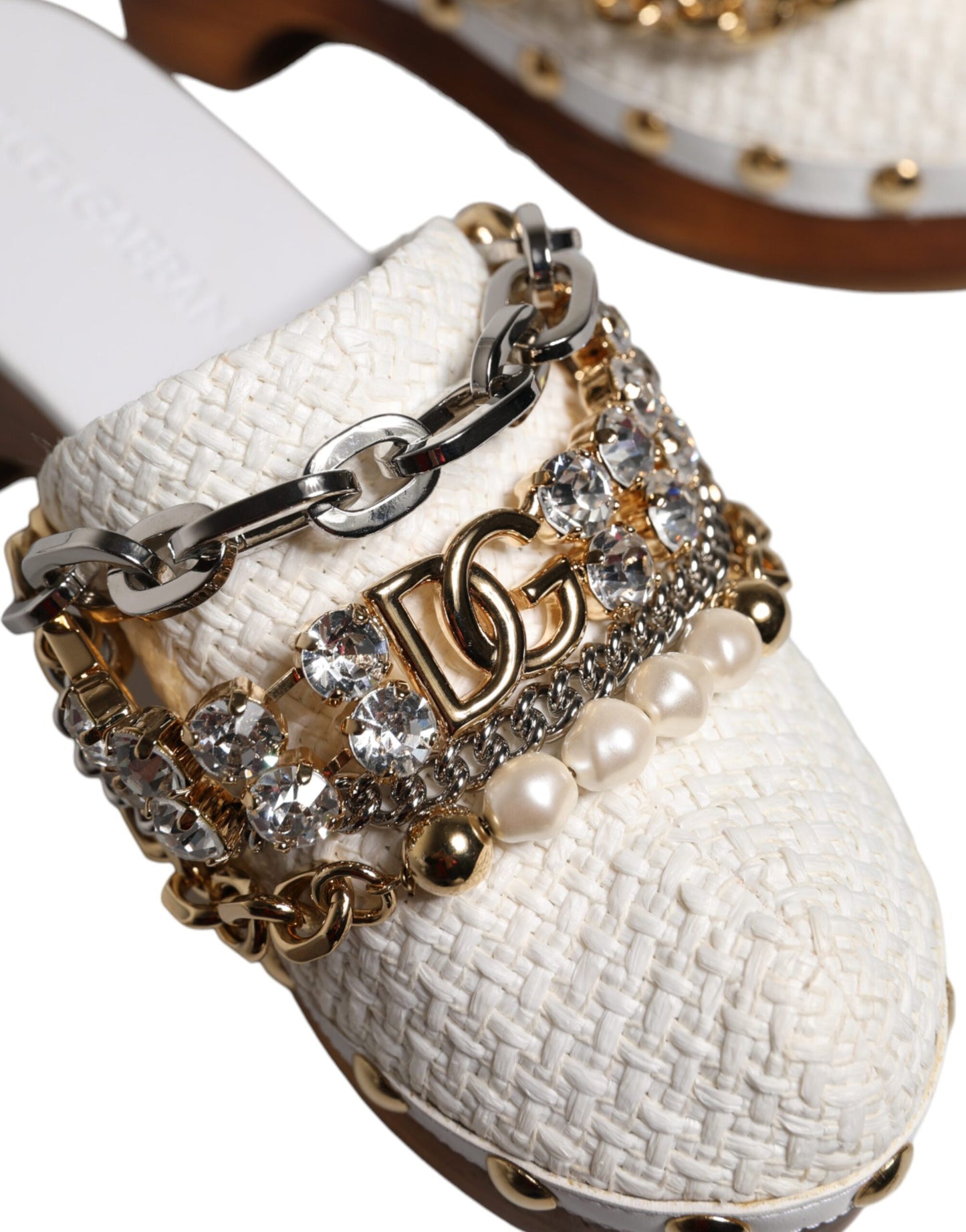 Dolce &amp; Gabbana Weiße Raffia Clogs mit Schmucksteinen und Kette Sandalen Schuhe