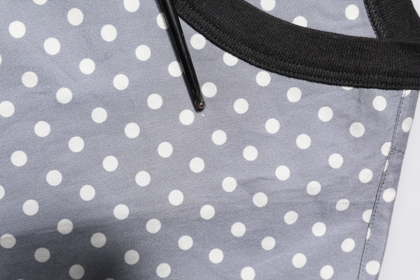 Dolce &amp; Gabbana Graues T-Shirt mit Rundhalsausschnitt und Pin-Up-Print mit Polka Dots