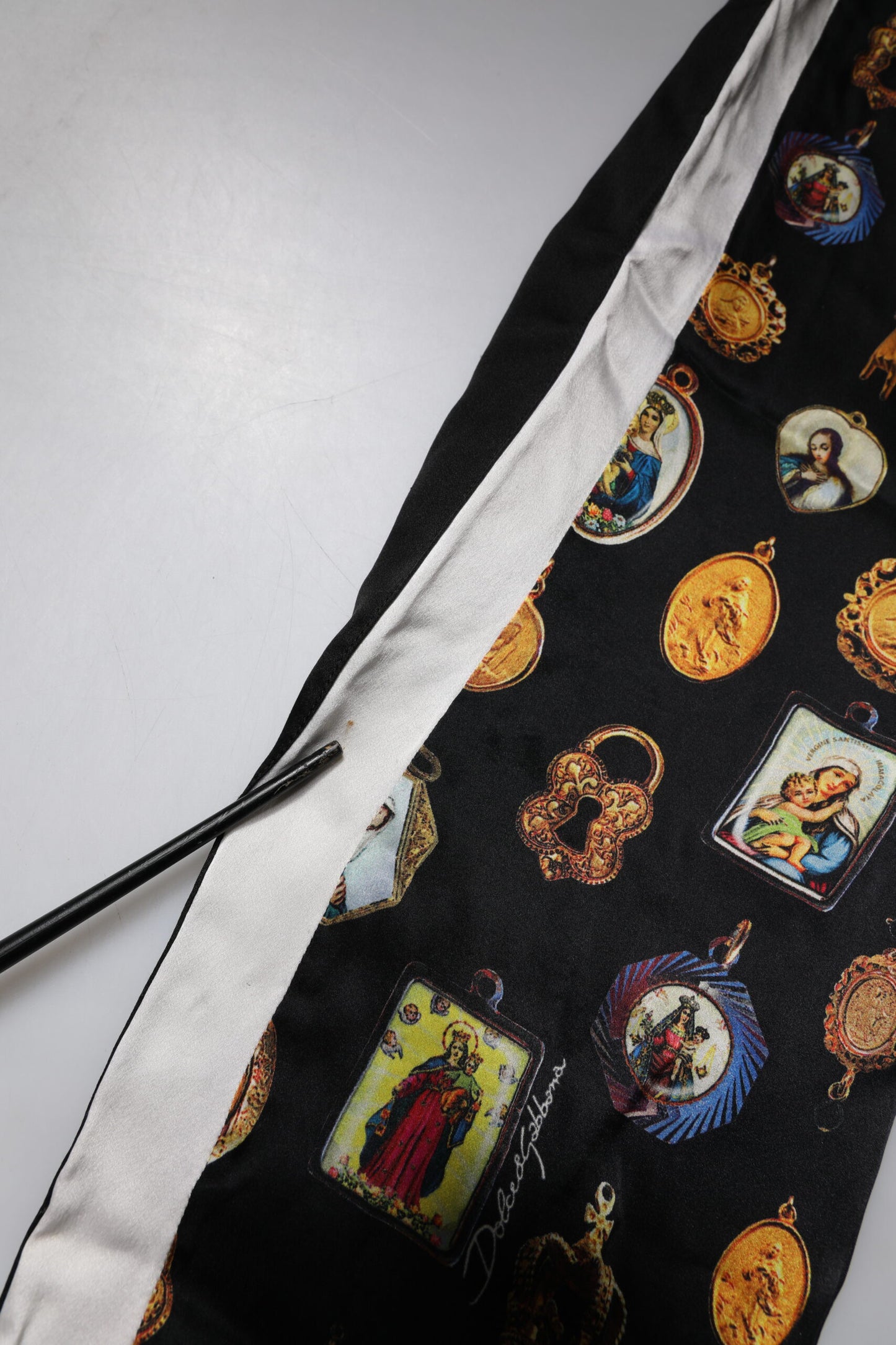 Dolce &amp; Gabbana Schwarze Jogginghose aus Seide mit religiösem Aufdruck