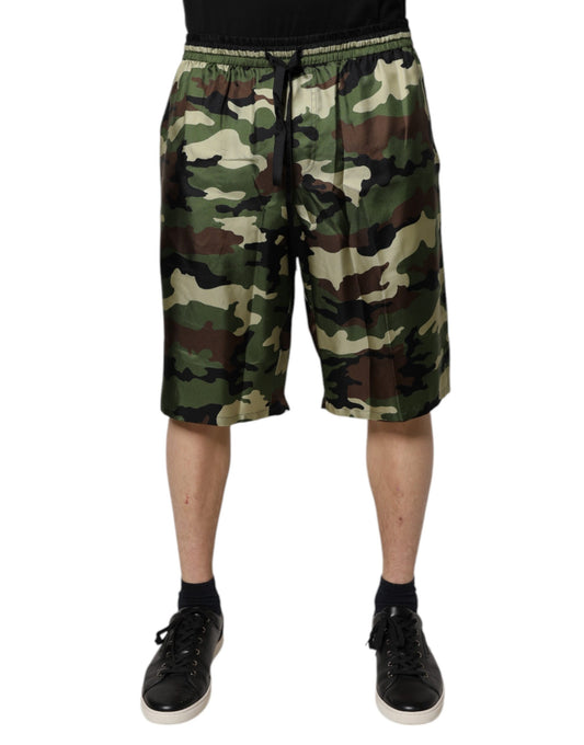 Dolce &amp; Gabbana – Mehrfarbige Bermudashorts aus Seide mit mittlerer Taille im Camouflage-Look