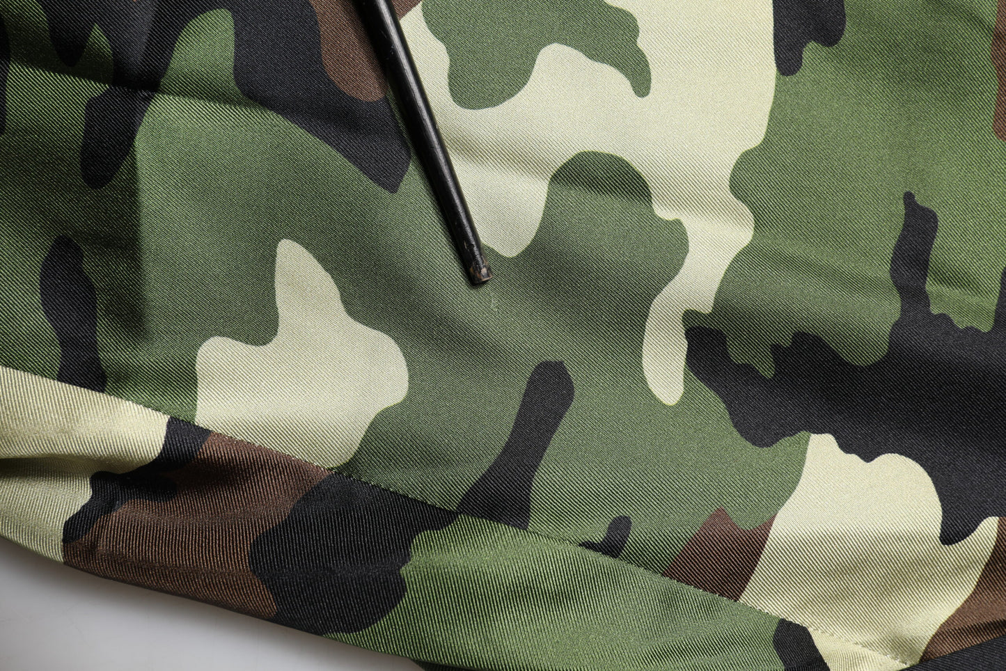 Dolce &amp; Gabbana – Mehrfarbige Bermudashorts aus Seide mit mittlerer Taille im Camouflage-Look